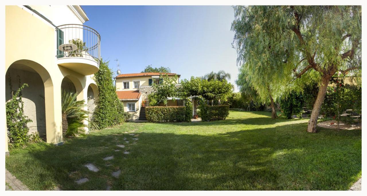 Casa Vacanze Nel Giardino Di Renzo 因佩里亚 外观 照片