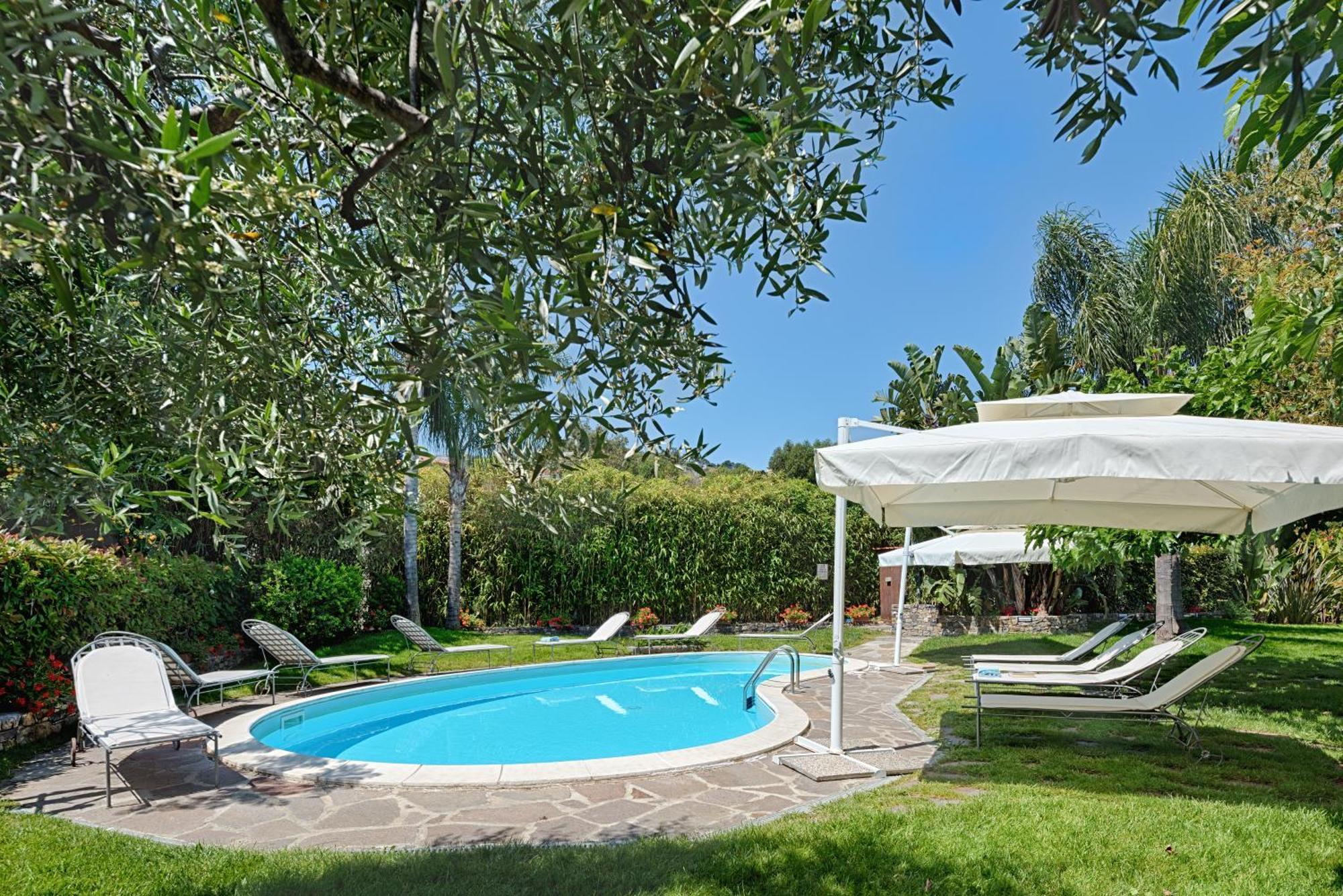 Casa Vacanze Nel Giardino Di Renzo 因佩里亚 外观 照片